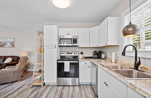Tranquil Harbour Cottage | Cozy Cottage 10 min walk to the beach!