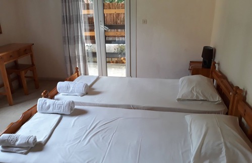 Agios Gordios Cottage | cozy Cottage 100 meters from the beach and center For 4- 5 P with garden