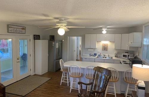 Mayhew House | Cozy Cottage: 180’ Shoreline, Panoramic View of Cove & Lake; Pet Friendly, WiFi.