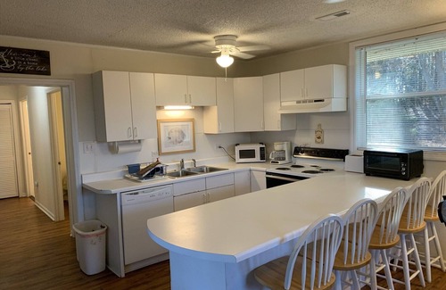 Mayhew House | Cozy Cottage: 180’ Shoreline, Panoramic View of Cove & Lake; Pet Friendly, WiFi.