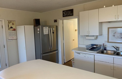 Mayhew House | Cozy Cottage: 180’ Shoreline, Panoramic View of Cove & Lake; Pet Friendly, WiFi.
