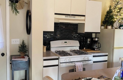 Holland Cottage | Cozy Cottage 5 minutes to Saugatuck with Wood Stove