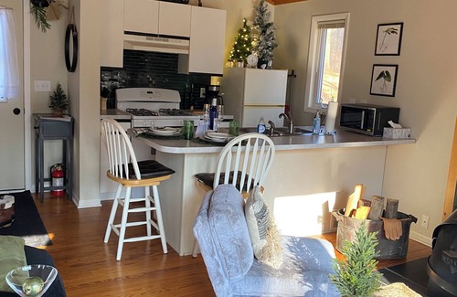 Holland Cottage | Cozy Cottage 5 minutes to Saugatuck with Wood Stove