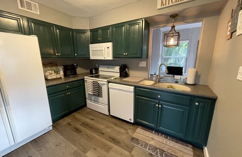 Gulf Gate Estates Cottage | Cozy cottage, 5 minutes from Siesta Key beach