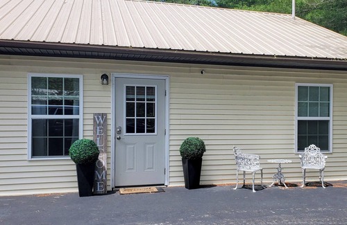Cookeville Cottage | Cozy Cottage 7mins to Downtown Cookeville