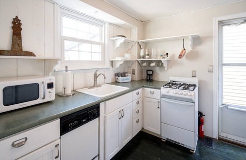 Grand Haven Cottage | Cozy Cottage across from Grand Haven Beach