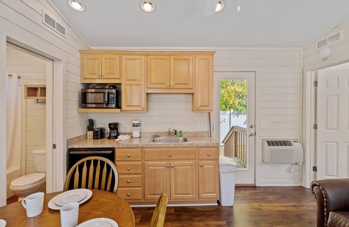 Queensbury Cottage | Cozy Cottage at Lake George Campsites!