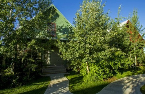 Mountainside Village House | Cozy Cottage At The Base Of Teton Pass