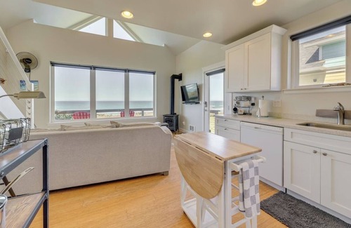 Oregon Coast Cottage | Cozy Cottage at the Beach near Yachats! Dog Friendly and Free EV Charging!