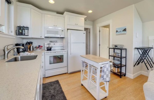 Oregon Coast Cottage | Cozy Cottage at the Beach near Yachats! Dog Friendly and Free EV Charging!