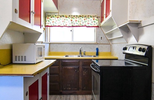 Elliston House | Cozy Cottage at The Last Chance Motel