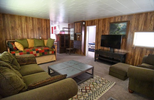 Elliston House | Cozy Cottage at The Last Chance Motel