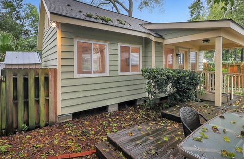 Beach Institute Cottage | Cozy Cottage Beneath Majestic Oak Trees w/ Outdoor Space by Lucky Savannah