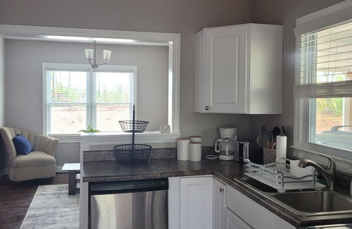 Newnan House | Cozy Cottage Close to Historic Downtown Newnan