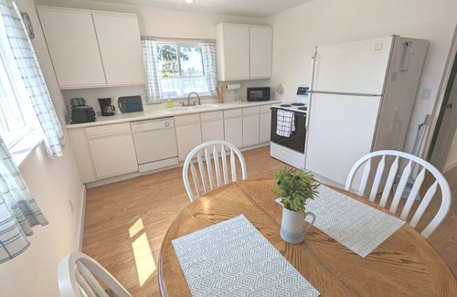 Brookings House | Cozy Cottage close to the Harbor and Beach!