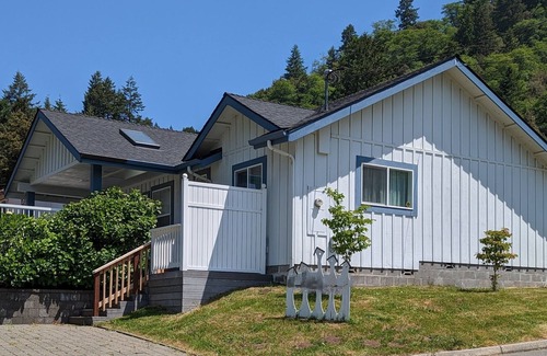 Brookings House | Cozy Cottage close to the Harbor and Beach!