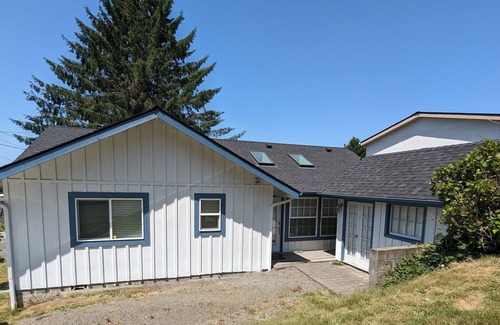 Brookings House | Cozy Cottage close to the Harbor and Beach!