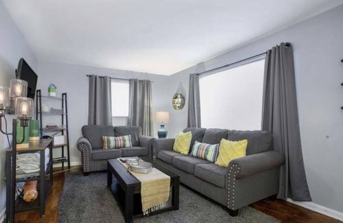 Riverside House | Cozy Cottage Getaway-Relax and Recharge-Minutes from Beaches