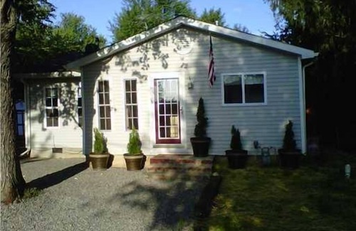 Lakeview Cottage | Cozy Cottage Getaway at Indian Lake!