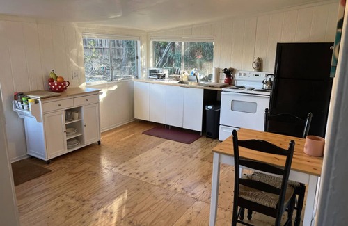 Calabasas Cottage | Cozy Cottage Getaway in the Mountains - 20 min from the beach!