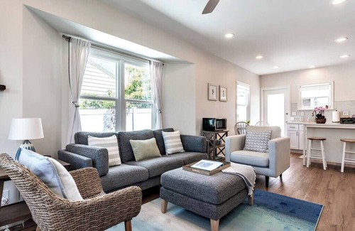 Townsite Cottage | Cozy Cottage - Great for Small Families Walk to the Beach and close to LegoLand