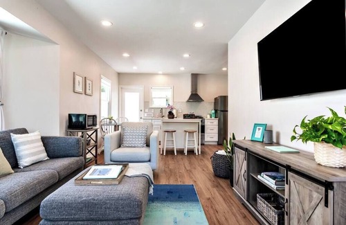 Townsite Cottage | Cozy Cottage - Great for Small Families Walk to the Beach and close to LegoLand