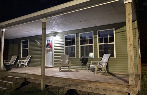 Muskegon House | Cozy cottage home close to Lake Michigan