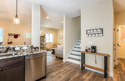 Black Mountain Cottage | Cozy Cottage- Hot Tub/16 mi from Asheville/Fire Pit/Arcade/Foosball