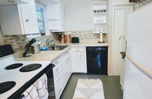 Southeast Magnolia Cottage | Cozy Cottage in a Beautiful Seattle Neighborhood