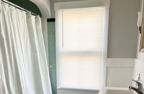 Deep Hole Cottage | Cozy cottage in a quiet neighborhood close to town, shops, and beach.