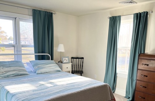 Deep Hole Cottage | Cozy cottage in a quiet neighborhood close to town, shops, and beach.