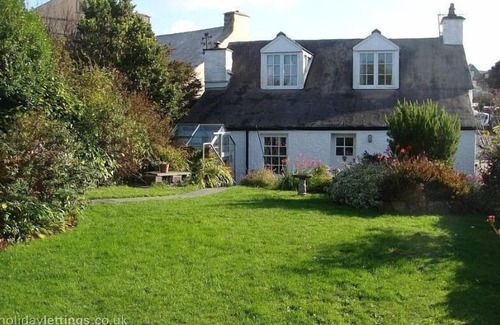 St Davids Cottage | Cozy cottage in heart of St Davids - private garden with Cathedral views