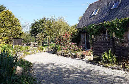 Lannion House | Cozy cottage in large wooded garden