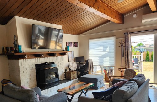 Regional District of Nanaimo Cottage | Cozy Cottage in Parksville, short drive to Rathtrevor beach. Pet Friendly