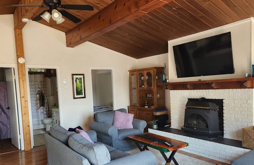 Regional District of Nanaimo Cottage | Cozy Cottage in Parksville, short drive to Rathtrevor beach. Pet Friendly