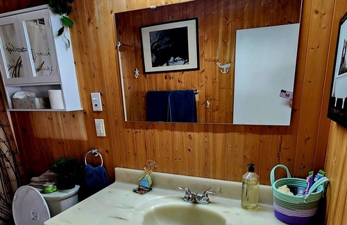 Regional District of Nanaimo Cottage | Cozy Cottage in Parksville, short drive to Rathtrevor beach. Pet Friendly
