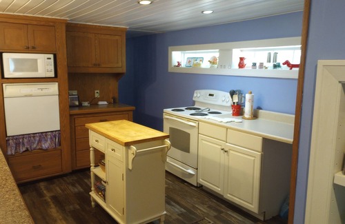 Summerton House | Cozy Cottage Just a Block From a Boat Landing and a Beautiful Pristine Lake