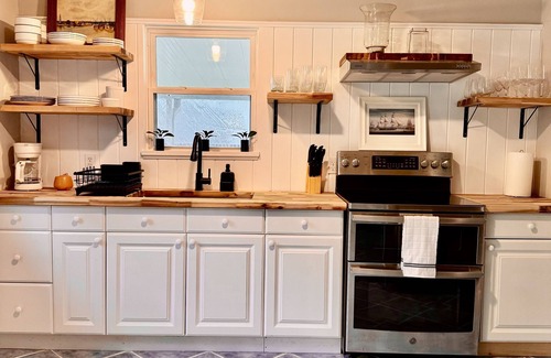 Mayport House | Cozy cottage located in the heart of the Mayport fishing village. Pool & Patio!