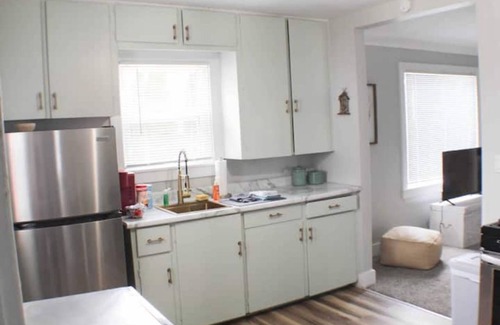 Port Clinton Cottage | Cozy cottage located in the heart of Port Clinton. Pet Friendly too!
