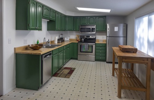 Wishon Cottage | Cozy cottage near Bass Lake and Yosemite, with Sundeck, Firepit & Pergola areas.