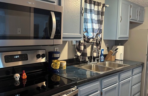 Portage Lakes House | Cozy cottage near The Portage Lakes that sits on a beautiful oversized lot.