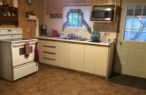 Bracebridge Cottage | Cozy Cottage nestled in the pines on the Muskoka River