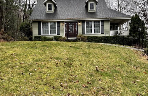 Saluda House | Cozy Cottage nestled in the forest. 2 Minutes to downtown Saluda.