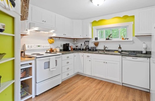 Sanbornton House | Cozy Cottage next to Longlook Farm near Lake Winnisquam