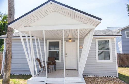 Jacksonville Beach House | Cozy Cottage only 4 Blocks from the Ocean