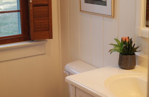 Macon House | Cozy Cottage on 10 acres in North Macon