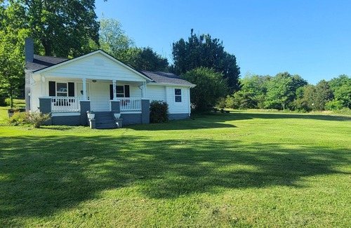 Knoxville Cottage | Cozy Cottage 🏠 on 4 Acres, 5 min to shopping, 15 mins to Downtown/ UT