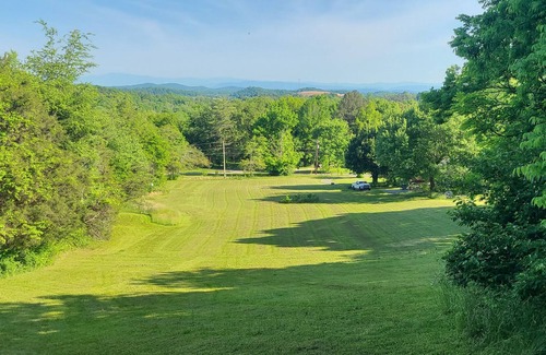 Knoxville Cottage | Cozy Cottage 🏠 on 4 Acres, 5 min to shopping, 15 mins to Downtown/ UT