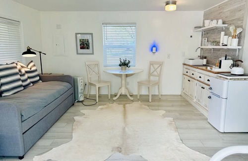 Jacksonville Cottage | Cozy Cottage on Applegate River Micro-Farm at Vineyards.15 Min to Jacksonville