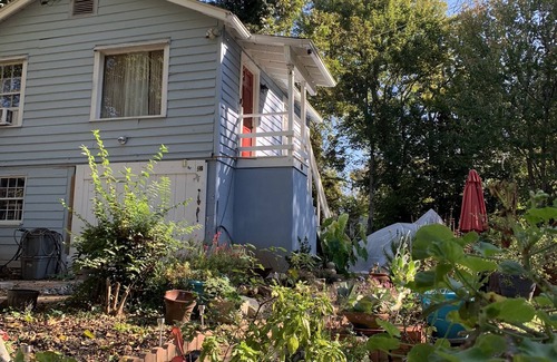 Edgewood Cottage | cozy cottage on half acre garden walking distance to edgewood shopping district